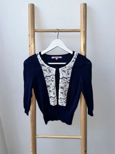 Review Cardigan Size 8 Navy Blue 3/4 Sleeve Knit White Lace Detailing Button Up - Picture 1 of 3