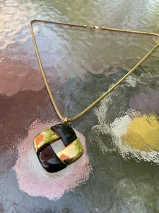 Collana con ciondolo classico vintage Trifari tono nero lucite e oro - Foto 1 di 5