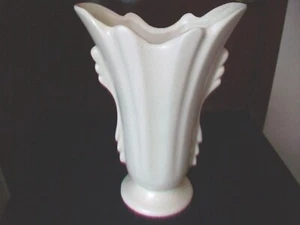 SHAWNEE POTTERY VASE FLARED RIBBED DECO LUG HANDLES MATTE WHITE 8" - Picture 1 of 8