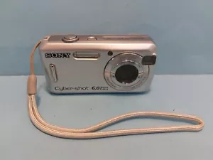 SONY CYBERSHOT DSC-S600 6.0 MP 3X OPTICAL ZOOM COMPACT DIGITAL CAMERA - SILVER - Picture 1 of 7