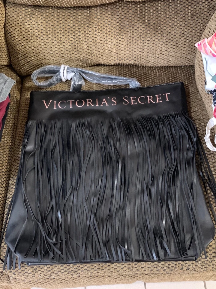 BOLSA TOTE DE OMBRO NOVA COM ETIQUETA VICTORIA'S SECRET LOGOTIPO FRANJA PRETA - Imagem 1 de 1