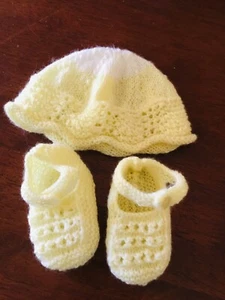 Baby beanie with booties (Yellow) fit to 6 months, made in 4 ply - Picture 1 of 3
