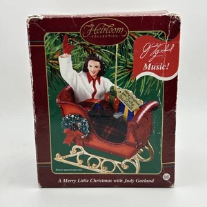 Carlton Karten Ornament Erbstück Merry Little Christmas Judy Girlande NEU - Bild 1 von 4