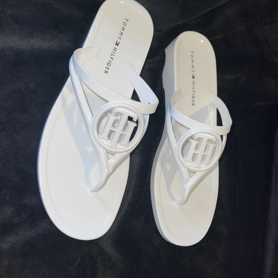 Sandálias Tommy Hilfiger Vedna tanga gelatina branca recorte logotipo chinelos tamanho 8 novas - Imagem 1 de 4