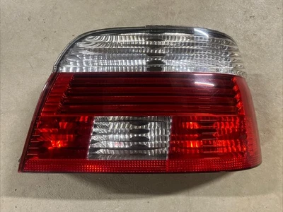 '01 - '03 E39 BMW 525i 530i 540i пассажирский правосторонний задний фонарь Hella - Изображение 1 из 4