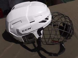 Casco da hockey CCM FL90 bianco piccolo con gabbia FM680 e mentoniera - Foto 1 di 13