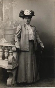 Frau um 1900 romantische Postkarte Glamour Vintage (P228) - Bild 1 von 2