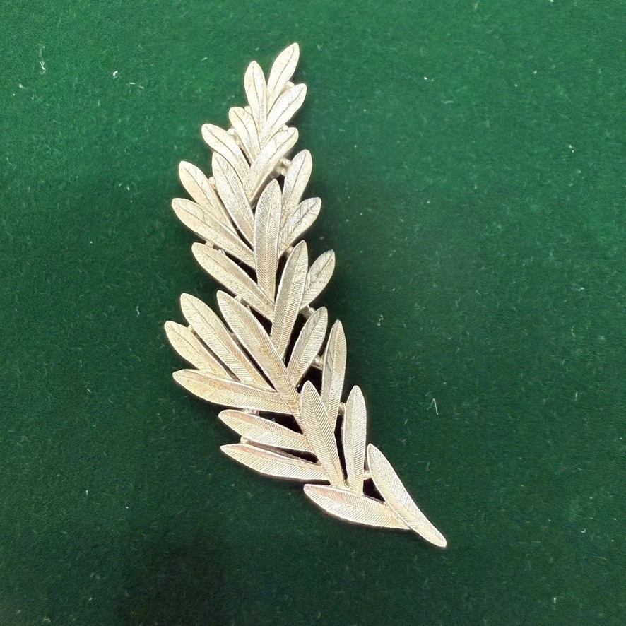Broche prendedor vintage corona trifari tono plata hoja de olivo rama joyería lujo Foto 1 de 4