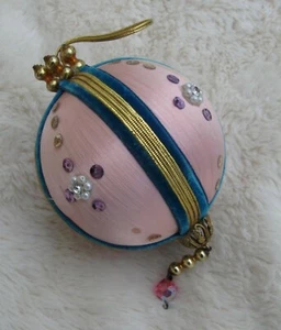 Handmade Victorian Style Christmas Ornament Pink Satin and Blue Velvet - Bild 1 von 2