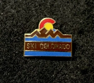 INSIGNIA PRENDEDOR ESQUÍ COLORADO recuerdo esquí estación viaje solapa - Imagen 1 de 3