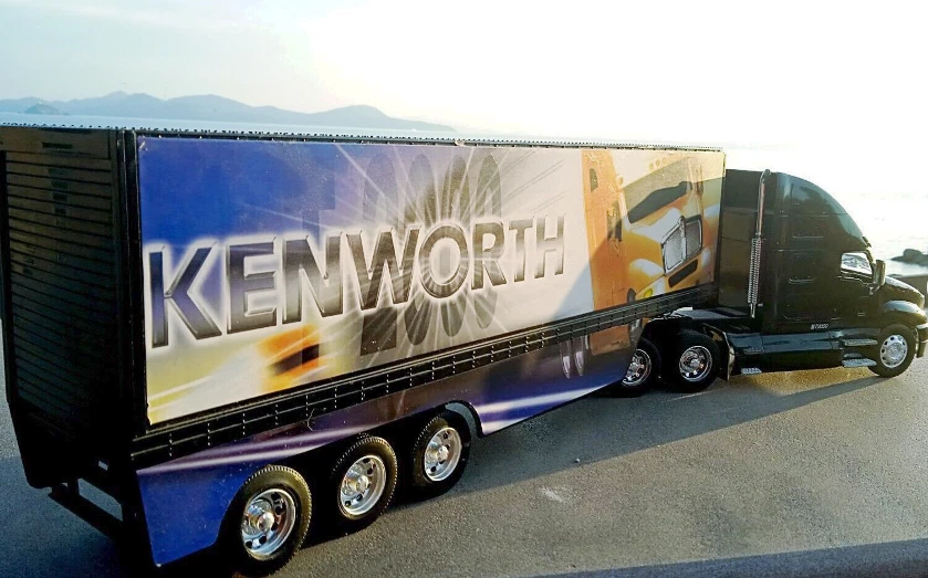 Camion KENWORTH LONG HAULER T2000 Collection 1:32. - Immagine 1 di 3