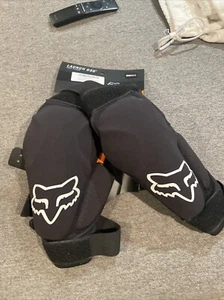 Fox Racing Launch D3O Knee Guard 4 Mountain Biking Size Small, 26430-001-S NEW - Picture 1 of 3
