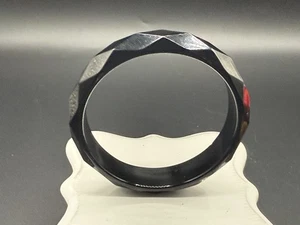 Brazalete brazalete vintage de baquelita facetada negra de mediados de siglo - Imagen 1 de 3