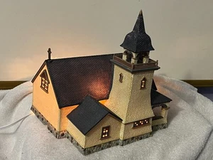 Weihnachten beleuchtete Dorfkapelle auf dem Hügel im Karton OH9836 - Bild 1 von 8