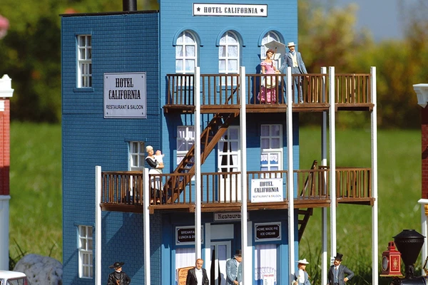 Piko 62260 G Scale California Hotel Kit - Image 1 of 1