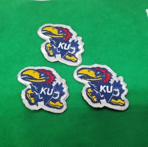 Juego de 3 KANSAS University JAYHAWKS HIERRO BORDADO Baloncesto Fútbol NCAA - Imagen 1 de 7