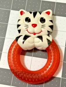 Kinder 2 1996 schwarz weiße Katze rot Beißring Baby Spielzeug Vintage - Bild 1 von 4