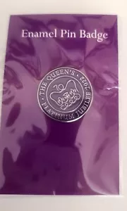 Spilla Smaltata Ufficiale Collezione Reale Platino Giubileo Regina Elisabetta II 2022 - Foto 1 di 2