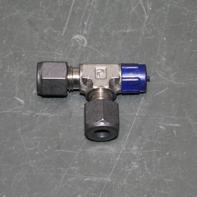 Parker Run Tee Union 4-2-4 RBZ-SS, 1/4" CPI Tube x 1/8" NPT Pipe, Stainless - Image 1 of 4