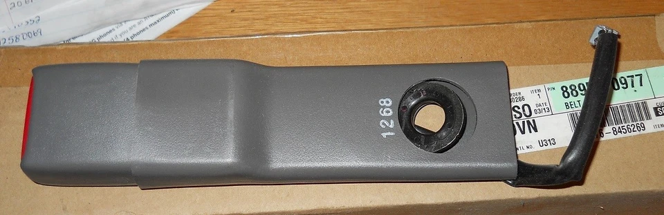 NOS 2002-04 Chevrolet Trailblazer GMC Envoy Pewter Drivers Seat Buckle - Image 1 of 1