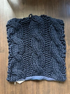 Funda de almohada Pottery Barn colosal tejida a mano, 24" azul marino - Imagen 1 de 2