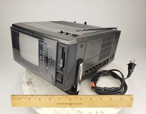 Vintage 1989 Emerson TV portatile a colori 5,5" radio AM/FM PC6 VHF UHF - funziona ish - Foto 1 di 18