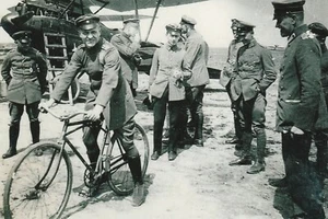 WK I Deutsches Foto --- Manfred von Richthofen ROTER BARON - Bild 1 von 1
