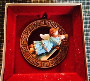 1977 VINTAGE Hallmark Tree Trimmer Collection Ornament Angel Peace On Earth - Picture 1 of 5