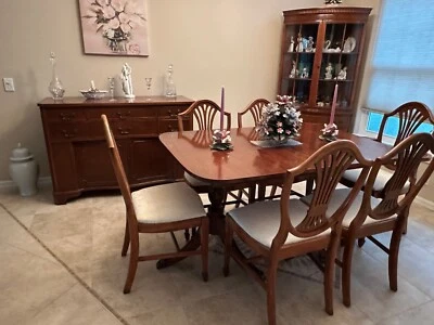 Antigua mesa de comedor con armario (sillas incluidas) Foto 1 de 4