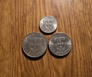 ONE THREE COIN SET PORTUGAL 2.50, 5, 25 ESCUDOS 1977 HIGH GRADE COINS (T402) - Picture 1 of 3