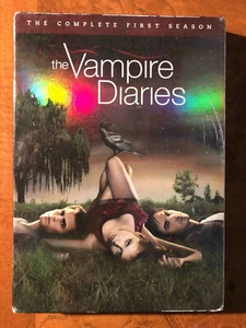 The Vampire Diarie: Complete First Season (DVD, 2010, 5-Disc Set) - New & Sealed - Foto 1 di 1