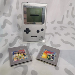 Galería de juegos y relojes Nintendo GameBoy Pocket Silver + Paquete de juegos retro F1 - Imagen 1 de 10