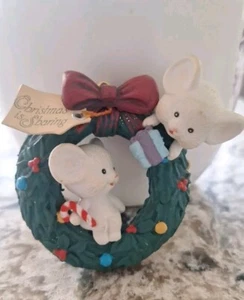 Lustre Fame 1992 Sharing Christmas Together Mäuse Maus Kranz Ornament OHNE Box - Bild 1 von 6