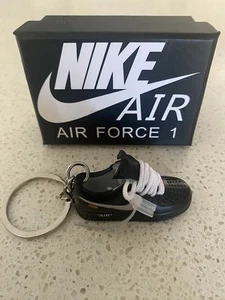 NIKE AIR FORCE 1 BAJO BLANCO ROTO-(NEGRO BLANCO)-3D ZAPATILLAS LLAVERO CON CAJA - Imagen 1 de 3