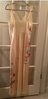 CAMISÓN AMARILLO CON FLORES VALERIE STEVENS. MEDIANO NUEVO SIN ETIQUETAS (6.2.7.24) Foto 1 de 4