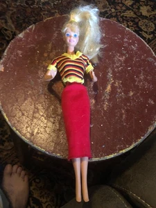 Barbie Muñeca Rubia Pelo Rayado Suéter Rojo Falda Sin Zapatos - Imagen 1 de 3
