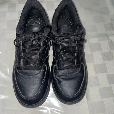 Tênis Nike Air Force 1 AF1 infantil tamanho 2Y triplo preto com cadarço cano baixo - Imagem 1 de 4