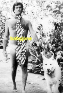 196 HUGH O'BRIAN USANDO SOLO UNA CORBATA GRANDE CON SU PERRO FOTO BEEFCAKE - Imagen 1 de 1