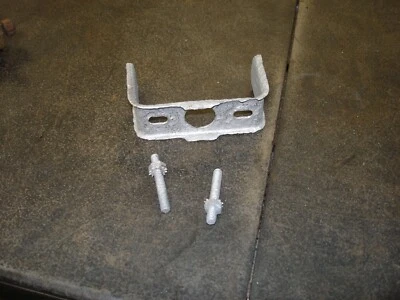 1965 Olds 442 Cutlass F85 suporte de montagem de luz traseira reversa e parafusos prisioneiros GM FABRICANTE DE EQUIPAMENTO ORIGINAL - Imagem 1 de 3