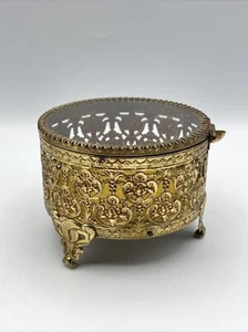 Caja de baratijas de joyería vintage Ormolu ataúd tapa redonda de vidrio patas filigrana rosa - Imagen 1 de 10