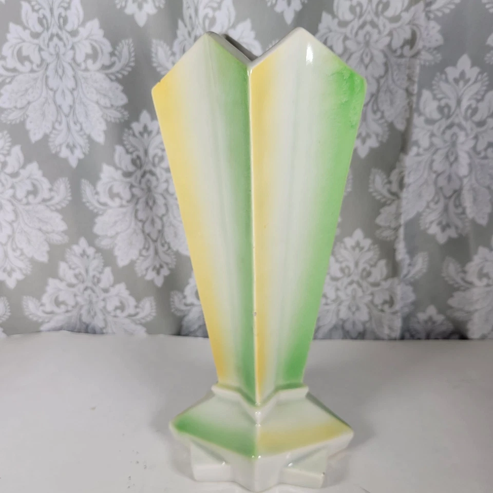 Jarrón vintage futurista/art déco en verde/amarillo y blanco 11" de alto Foto 1 de 4