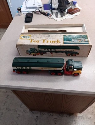 Camión de juguete Hess original vintage 1977 gasolina combustible cisterna con caja Foto 1 de 4