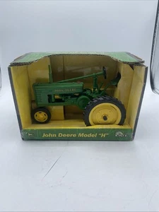 Trattore John Deere modello H 1/16 con anteriore stretto - Foto 1 di 7