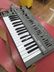 Roland SH-101 monophonic bass synthesizer keyboard Music - Picture 1 of 12
