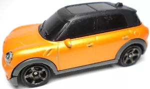 2018 MATCHBOX '11 MINI COOPER COUNTRYMAN ARANCIONE 1:64 PRESSOFUSO 2 1/2" AUTO CON NERO - Foto 1 di 6