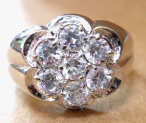 Sehr guter Zustand Runder simulierter Diamantcluster versilberter Herrenring ca. 2 Karat - Bild 1 von 9
