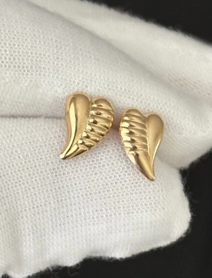 Aretes alargados de corazón acanalados de oro amarillo de 14k de 10 mm X 7 mm Foto 1 de 4