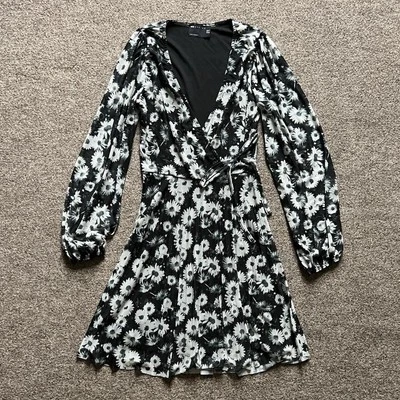 Mini vestido feminino preto e cinza monocromático floral EUA 0/XS NOVO SEM ETIQUETAS ajuste e alargamento - Imagem 1 de 4