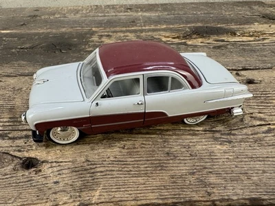 Ford Custom Crestliner 1951 sedán fundido a presión Foto 1 de 4