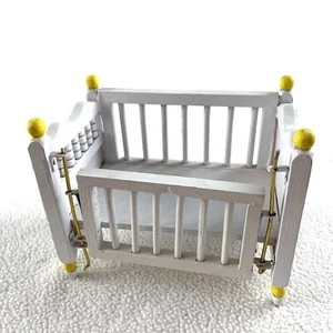 Vintage Holzpuppenhaus Möbel Kinderzimmer Babykrippe Bett gelb weiß verschiebbar - Bild 1 von 7